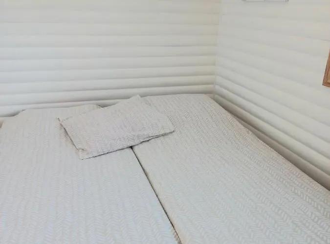 Private Lakeside In Nature 別荘